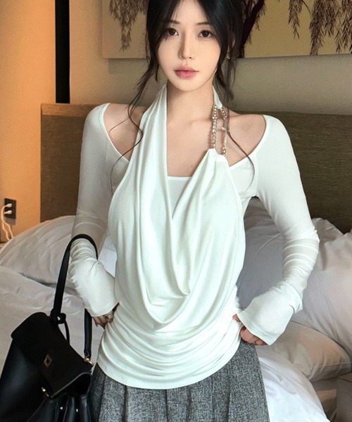 Sibra（シブラ）の「【クロスチャーム付き】ドレープホルターネックレイヤード風長袖トップス（Tシャツ/カットソー・レディース・ホワイト・M）」の6枚目の写真