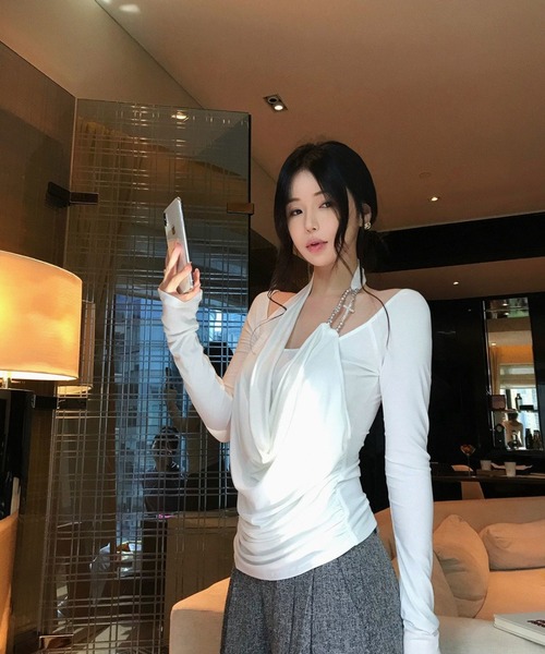 Sibra（シブラ）の「【クロスチャーム付き】ドレープホルターネックレイヤード風長袖トップス（Tシャツ/カットソー・レディース・ホワイト・M）」の10枚目の写真