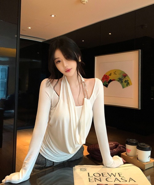 Sibra（シブラ）の「【クロスチャーム付き】ドレープホルターネックレイヤード風長袖トップス（Tシャツ/カットソー・レディース・ホワイト・M）」の11枚目の写真
