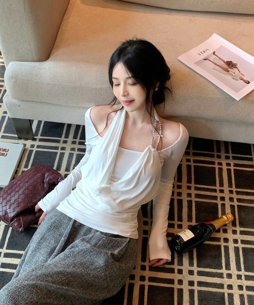 Sibra（シブラ）の「【クロスチャーム付き】ドレープホルターネックレイヤード風長袖トップス（Tシャツ/カットソー・レディース・ホワイト・M）」の12枚目の写真