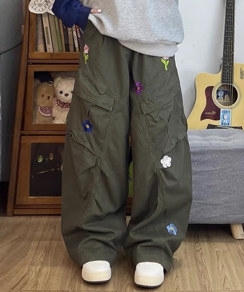 FREE STYLISTS(フリー スタイリスト)の「花刺繍デニムカーゴパンツ(カーゴパンツ・レディース・カーキ・L)」の1枚目の写真