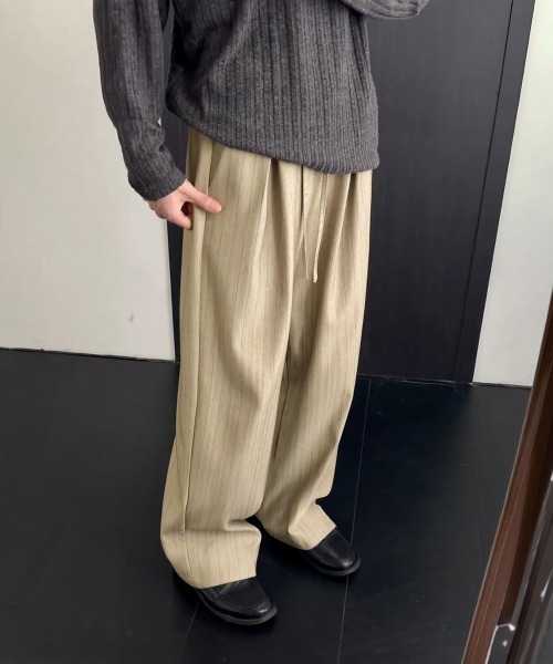AsaAura（アサオーラ）の「ストライプ柄ワイドスラックスパンツメンズ（スウェットパンツ・メンズ・ベージュ/チャコールグレー・M/L）」の21枚目の写真