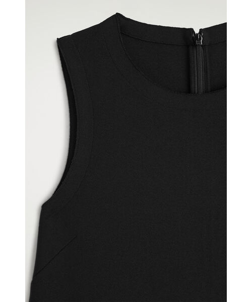 COS(コス)の「ノースリーブ クレープ ミディワンピース(ワンピース・レディース・ブラック・XS/L/XL/S/M)」の9枚目の写真