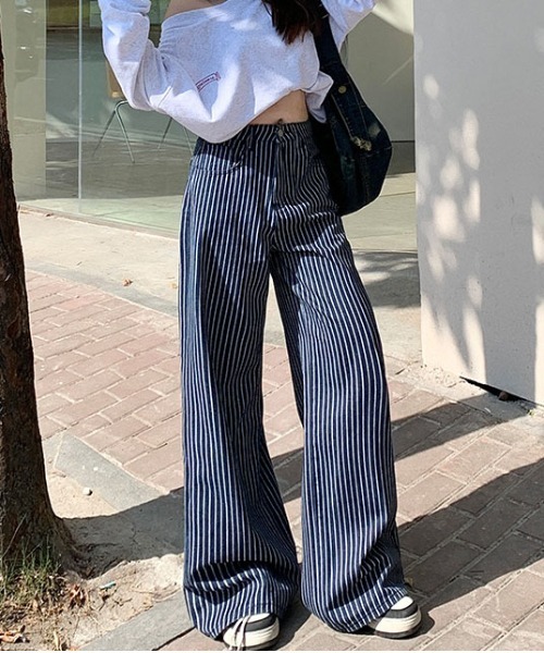 &soiree(アンドソワレ)の「ストライプデニムワイドパンツ(デニムパンツ・レディース・ネイビー・X-LARGE/LARGE/MEDIUM/SMALL/X-SMALL)」の1枚目の写真