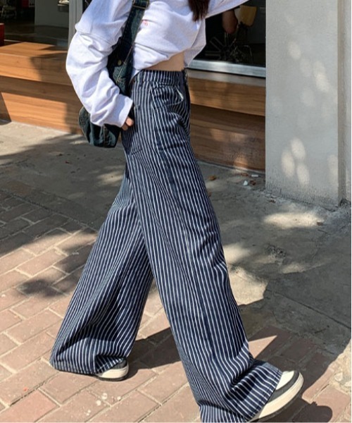 &soiree(アンドソワレ)の「ストライプデニムワイドパンツ(デニムパンツ・レディース・ネイビー・X-LARGE/LARGE/MEDIUM/SMALL/X-SMALL)」の4枚目の写真