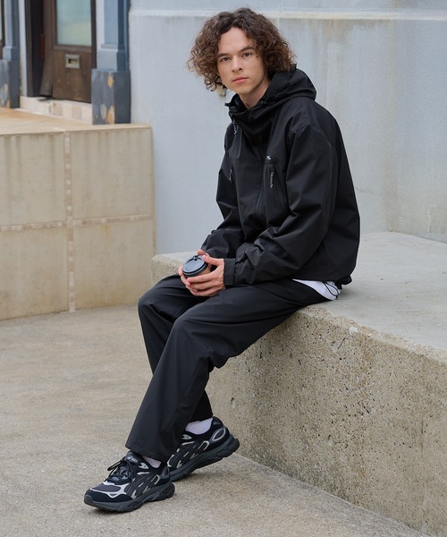 ragged mountain(ラギットマウンテン)の「【RAGGED MOUNTAIN/ラギットマウンテン】【撥水・防風・ストレッチ性を兼ね備えた高機能パーカー】CHESHIRE マウンテンパーカー 耐水10,000mm STORMRESISTANCE 高機能生地 オーバーサイズ タウンユース アウトドア ユニセックス(マウンテンパーカー・メンズ・ホワイト/ブラック/グリーン・MEDIUM/X-LARGE/LARGE)」の6枚目の写真