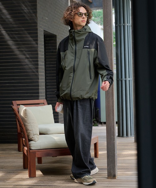 ragged mountain(ラギットマウンテン)の「【RAGGED MOUNTAIN/ラギットマウンテン】【撥水・防風・ストレッチ性を兼ね備えた高機能パーカー】CHESHIRE マウンテンパーカー 耐水10,000mm STORMRESISTANCE 高機能生地 オーバーサイズ タウンユース アウトドア ユニセックス(マウンテンパーカー・メンズ・ホワイト/ブラック/グリーン・MEDIUM/X-LARGE/LARGE)」の8枚目の写真