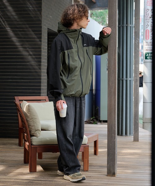 ragged mountain(ラギットマウンテン)の「【RAGGED MOUNTAIN/ラギットマウンテン】【撥水・防風・ストレッチ性を兼ね備えた高機能パーカー】CHESHIRE マウンテンパーカー 耐水10,000mm STORMRESISTANCE 高機能生地 オーバーサイズ タウンユース アウトドア ユニセックス(マウンテンパーカー・メンズ・ホワイト/ブラック/グリーン・MEDIUM/X-LARGE/LARGE)」の11枚目の写真