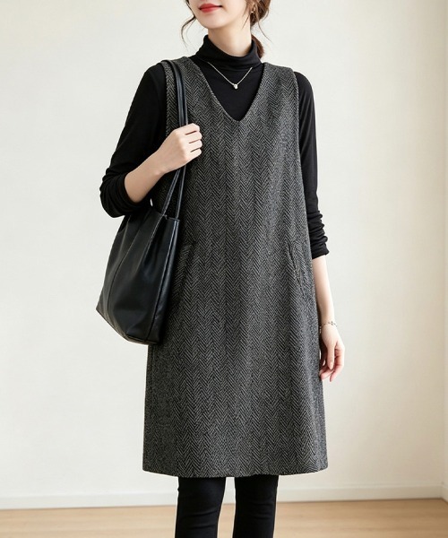 ReRe（リリ）の「ヘリンボーン柄Vネックジャンパースカート（ジャンパースカート・レディース・ダークグレー・MEDIUM/X-LARGE/LARGE）」の2枚目の写真