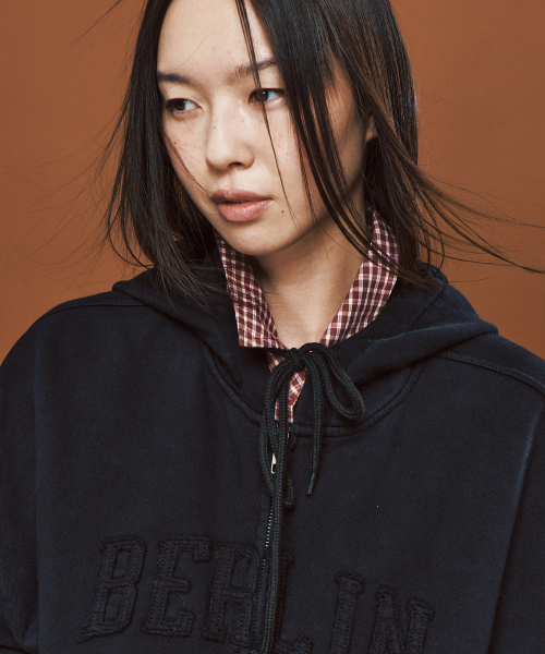 PLAC WOMEN(プレイス・ウィメン)の「ベルリン ウォッシュド ジップアップフーディ チャコール(パーカー・レディース・チャコールグレー・SMALL/MEDIUM/LARGE)」の4枚目の写真