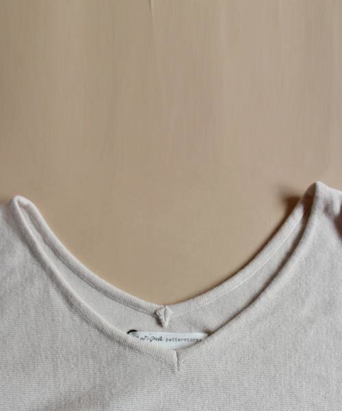 antiqua（アンティカ）の「シルクタッチVネックドルマンニット（ニット/セーター・レディース・ネイビー/ベージュ/グリーン・M）」の5枚目の写真