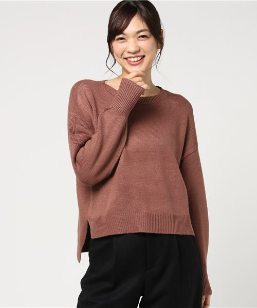 earth music&ecology（アースミュージックアンドエコロジー）の「・袖ケーブルニットプルオーバー（ニット/セーター・レディース・アイボリー/ライトグレー/スモークピンク/ネイビー・FREE）」の4枚目の写真