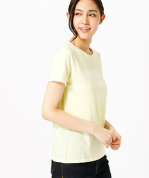 発色カラーのシンプルロゴTシャツ