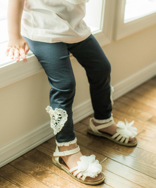 Catherine Cottage（キャサリンコテージ）の「レースモチーフレギンス（レギンス/スパッツ・キッズ・ピンク/ライラック/ブラック/ネイビー/グレー/サックスブルー・100/110/120/130/140/90）」の2枚目の写真