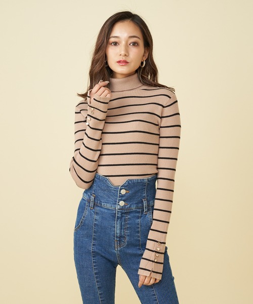 ROYAL PARTY(ロイヤルパーティー)の「【洗えるニット】ハイネックスリーブ釦ニットトップス(ニット/セーター・レディース・オフホワイト/キャメル/レッド/ブラック/ブラック系その他/グレー/ブラウン/イエロー/オレンジ/マルチ・FREE)」の3枚目の写真