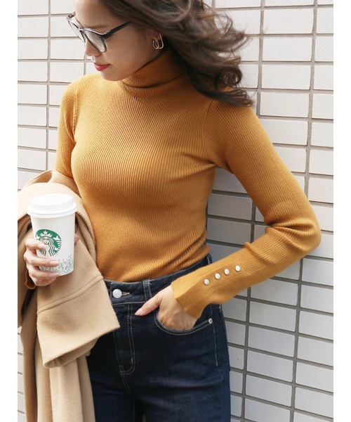 ROYAL PARTY(ロイヤルパーティー)の「【洗えるニット】ハイネックスリーブ釦ニットトップス(ニット/セーター・レディース・オフホワイト/キャメル/レッド/ブラック/ブラック系その他/グレー/ブラウン/イエロー/オレンジ/マルチ・FREE)」の6枚目の写真