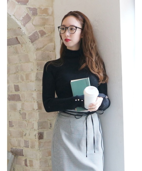 ROYAL PARTY(ロイヤルパーティー)の「【洗えるニット】ハイネックスリーブ釦ニットトップス(ニット/セーター・レディース・オフホワイト/キャメル/レッド/ブラック/ブラック系その他/グレー/ブラウン/イエロー/オレンジ/マルチ・FREE)」の2枚目の写真