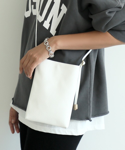 coca(coca)(コカ)の「無地ポシェット(ショルダーバッグ・レディース・ホワイト/ブラック/レッド/イエロー/ゴールド/グリーン・ONE SIZE)」の2枚目の写真