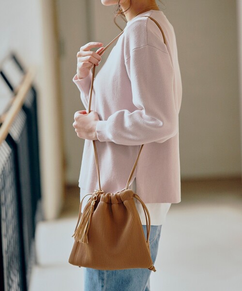 pink adobe（ピンクアドベ）の「◆巾着プリーツバッグ（ショルダーバッグ・レディース・アイボリー/ゴールド/ブラック/ライトグリーン/キャメル・00）」の11枚目の写真