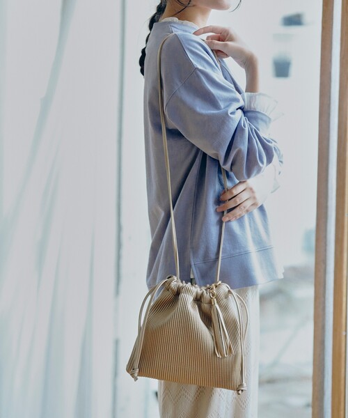 pink adobe（ピンクアドベ）の「◆巾着プリーツバッグ（ショルダーバッグ・レディース・アイボリー/ゴールド/ブラック/ライトグリーン/キャメル・00）」の6枚目の写真