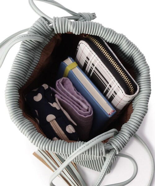 pink adobe（ピンクアドベ）の「◆巾着プリーツバッグ（ショルダーバッグ・レディース・アイボリー/ゴールド/ブラック/ライトグリーン/キャメル・00）」の15枚目の写真