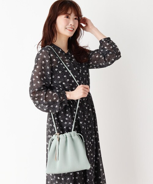 pink adobe（ピンクアドベ）の「◆巾着プリーツバッグ（ショルダーバッグ・レディース・アイボリー/ゴールド/ブラック/ライトグリーン/キャメル・00）」の16枚目の写真