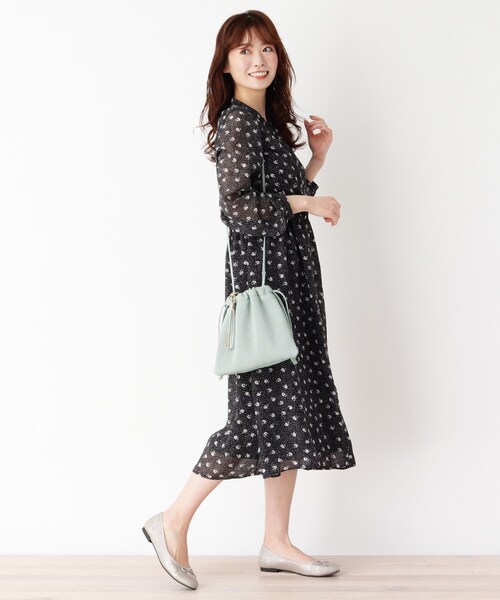 pink adobe（ピンクアドベ）の「◆巾着プリーツバッグ（ショルダーバッグ・レディース・アイボリー/ゴールド/ブラック/ライトグリーン/キャメル・00）」の17枚目の写真