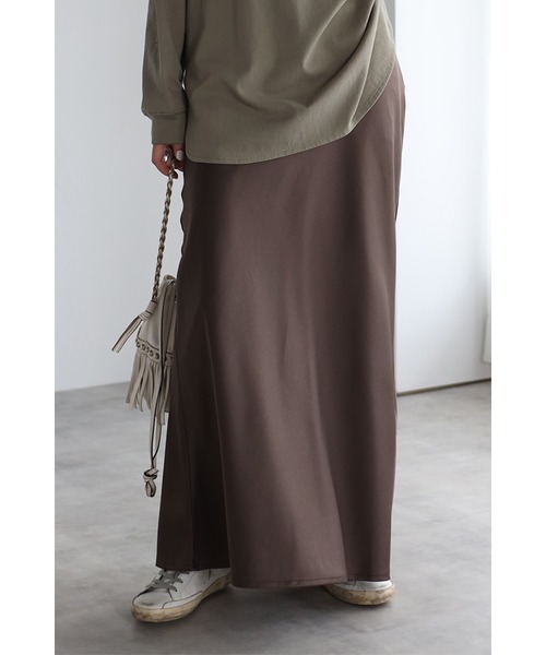 Bonjour Sagan（ボンジュールサガン）の「サテンフレアロングスカート（スカート・レディース・チャコールグレー/グレイッシュベージュ・FREE）」の8枚目の写真