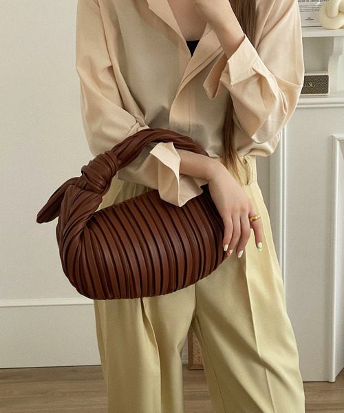 etade(エタード)の「【etade】pleats chubby bag etda22s004(ハンドバッグ・レディース・ホワイト/ブラック/ブラウン・FREE)」の1枚目の写真