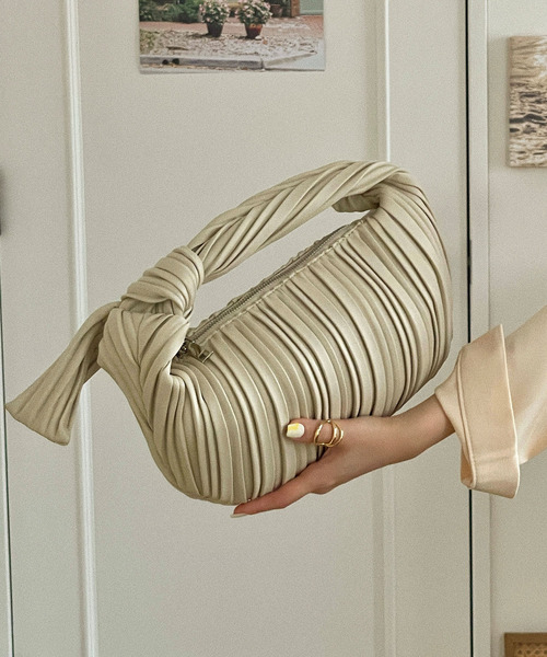 etade(エタード)の「【etade】pleats chubby bag etda22s004(ハンドバッグ・レディース・ホワイト/ブラック/ブラウン・FREE)」の2枚目の写真
