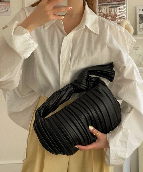 etade(エタード)の「【etade】pleats chubby bag etda22s004(ハンドバッグ・レディース・ホワイト/ブラック/ブラウン・FREE)」の3枚目の写真
