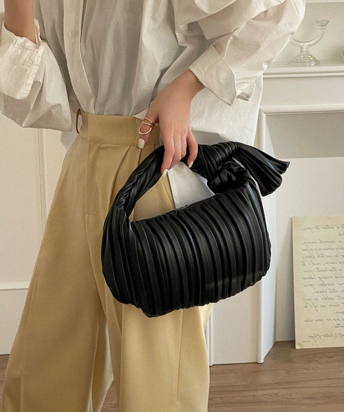 etade(エタード)の「【etade】pleats chubby bag etda22s004(ハンドバッグ・レディース・ホワイト/ブラック/ブラウン・FREE)」の21枚目の写真