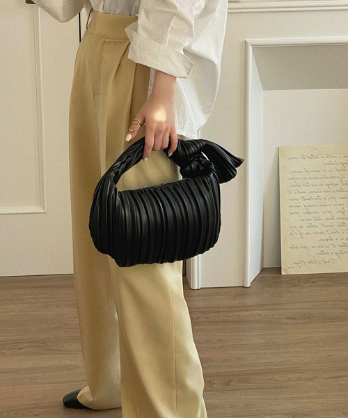 etade(エタード)の「【etade】pleats chubby bag etda22s004(ハンドバッグ・レディース・ホワイト/ブラック/ブラウン・FREE)」の18枚目の写真