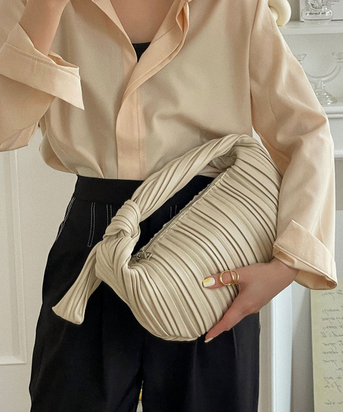etade(エタード)の「【etade】pleats chubby bag etda22s004(ハンドバッグ・レディース・ホワイト/ブラック/ブラウン・FREE)」の4枚目の写真