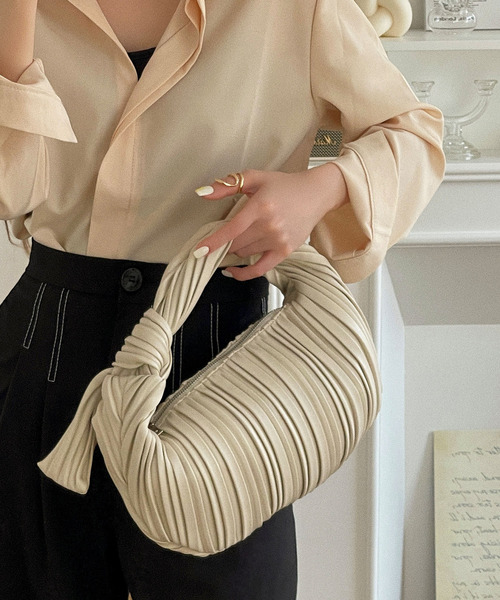 etade(エタード)の「【etade】pleats chubby bag etda22s004(ハンドバッグ・レディース・ホワイト/ブラック/ブラウン・FREE)」の7枚目の写真