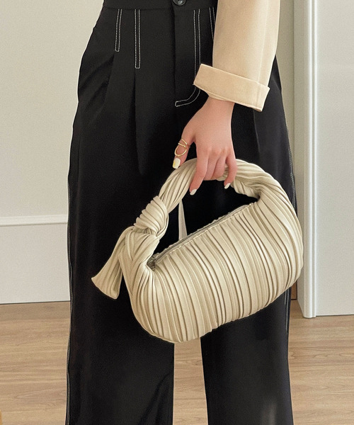 etade(エタード)の「【etade】pleats chubby bag etda22s004(ハンドバッグ・レディース・ホワイト/ブラック/ブラウン・FREE)」の8枚目の写真