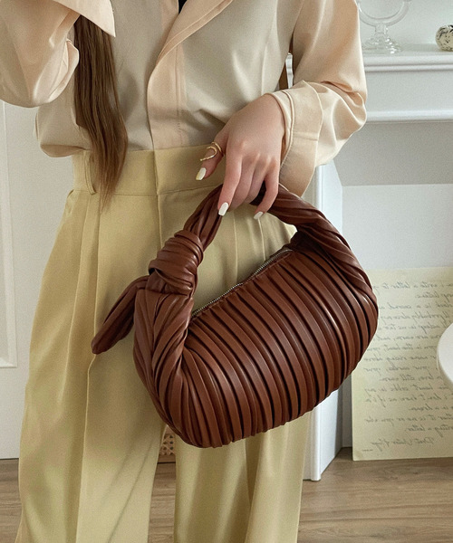 etade(エタード)の「【etade】pleats chubby bag etda22s004(ハンドバッグ・レディース・ホワイト/ブラック/ブラウン・FREE)」の11枚目の写真