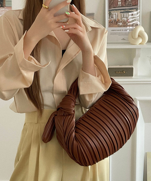 etade(エタード)の「【etade】pleats chubby bag etda22s004(ハンドバッグ・レディース・ホワイト/ブラック/ブラウン・FREE)」の10枚目の写真