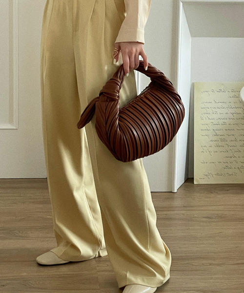etade(エタード)の「【etade】pleats chubby bag etda22s004(ハンドバッグ・レディース・ホワイト/ブラック/ブラウン・FREE)」の12枚目の写真