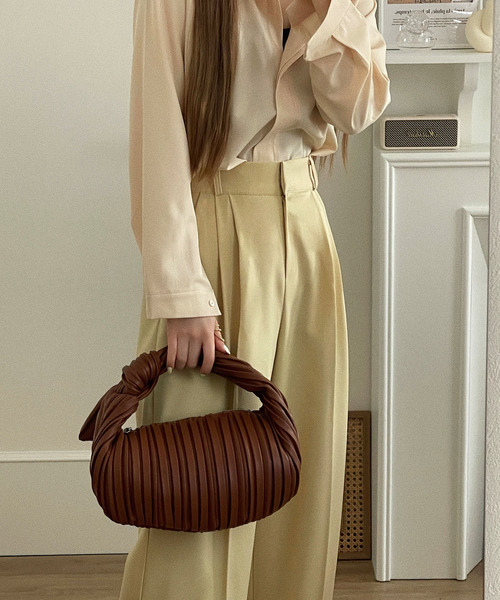 etade(エタード)の「【etade】pleats chubby bag etda22s004(ハンドバッグ・レディース・ホワイト/ブラック/ブラウン・FREE)」の14枚目の写真