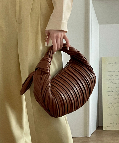 etade(エタード)の「【etade】pleats chubby bag etda22s004(ハンドバッグ・レディース・ホワイト/ブラック/ブラウン・FREE)」の15枚目の写真