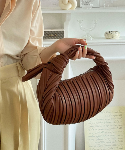 etade(エタード)の「【etade】pleats chubby bag etda22s004(ハンドバッグ・レディース・ホワイト/ブラック/ブラウン・FREE)」の13枚目の写真