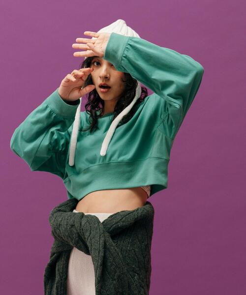 CITEN（シテン）の「＜CITEN＞ソデシャーリング クロップド Tシャツ（Tシャツ/カットソー・レディース・ブラック/オフホワイト/ケリー・FREE）」の7枚目の写真