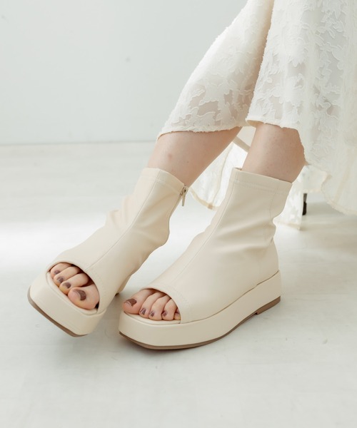 OLIVE des OLIVE（オリーブデオリーブ）の「ブーツサンダル（ブーツ・レディース・アイボリー/ブラック・SMALL/MEDIUM/LARGE）」の2枚目の写真