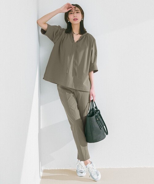 UNFILO(アンフィーロ)の「FINE MOVE テーパードパンツ(その他パンツ・レディース・カーキ系/グレー系/ブラック系/ライトイエロー系/ベージュ系/オレンジ系/ネイビー系/こしょう色系/ダルブルー系/ワイン系・X-SMALL/SMALL/LARGE/MEDIUM)」の4枚目の写真