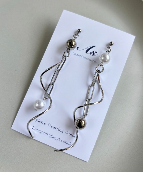 tone（トーン）の「【As】アシメチェーン　ロング　ピアス（サージカルステンレス）(MA)（ピアス（両耳用）・メンズ・シルバー系その他2/ゴールド系その他2/シルバー/ゴールド/ゴールド系その他3/シルバー系その他3・FREE）」の4枚目の写真
