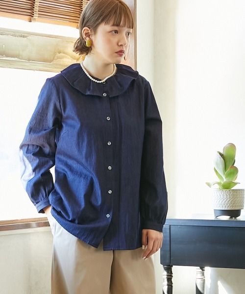 Le temps riche（ルタンリッシュ）の「デニムフリルカラーブラウス　＜Le temps riche＞（シャツ/ブラウス・レディース・ブラック/ネイビー・M/L/S/LL）」の16枚目の写真