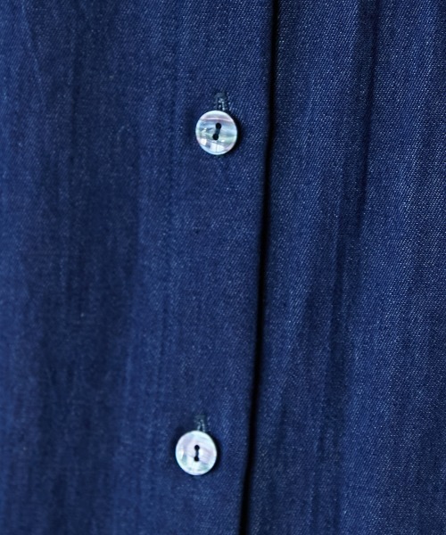 Le temps riche（ルタンリッシュ）の「デニムフリルカラーブラウス　＜Le temps riche＞（シャツ/ブラウス・レディース・ブラック/ネイビー・M/L/S/LL）」の14枚目の写真