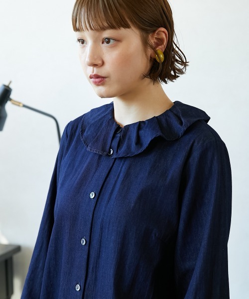 Le temps riche（ルタンリッシュ）の「デニムフリルカラーブラウス　＜Le temps riche＞（シャツ/ブラウス・レディース・ブラック/ネイビー・M/L/S/LL）」の9枚目の写真
