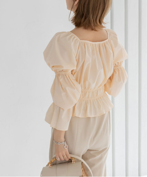 シャーリングデザインブラウス